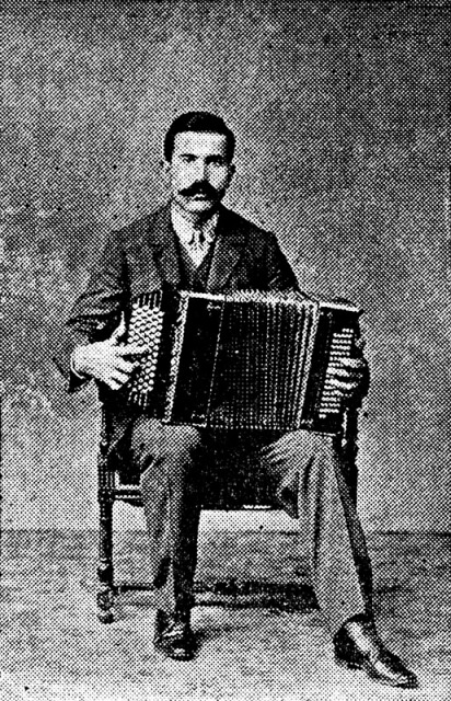 Giovanni Anconetani tocando el acordeón