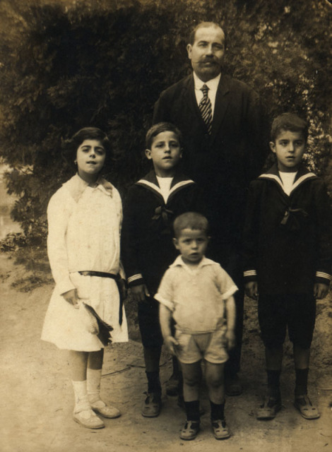 Giovanni Anconetani y 4 de sus hijos