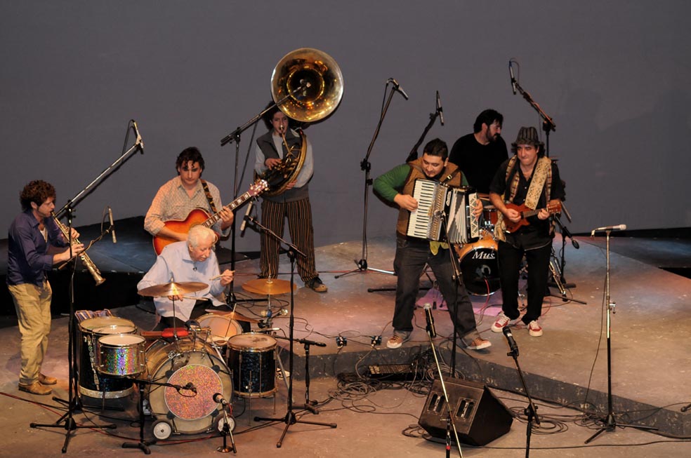 Homenaje a Nazareno Anconetani en el Cine-Teatro Regio. Lo acompaña Babel Orkesta